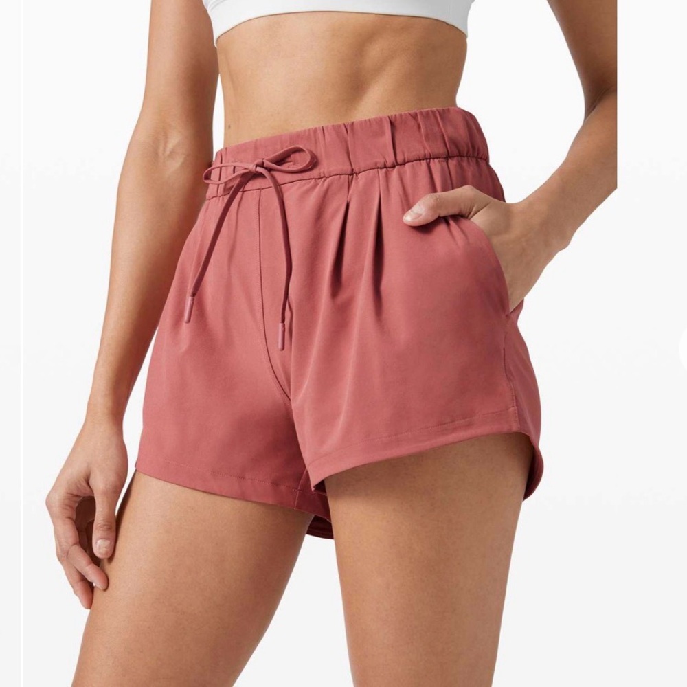 Lululemon Lululemon Stroll at Sundown Short 3"
Cherry Tint size 6